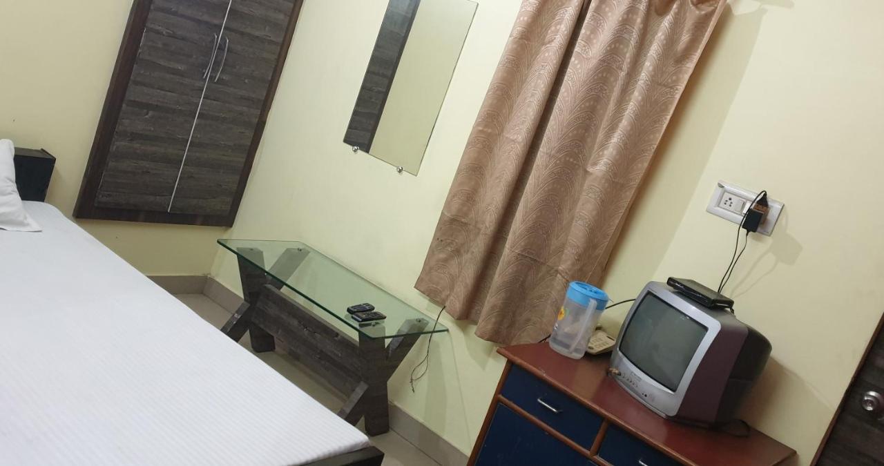 Hotel Tulsi Banda Luaran gambar